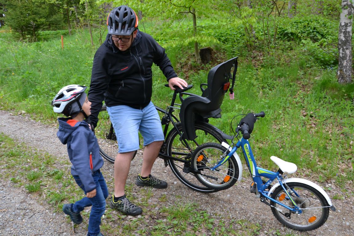 foaweida löst das Mitnehmproblem von Kinderfahrrädern, schnell wechseln zwischen aktiv fahren und sicher mitgenommen werden