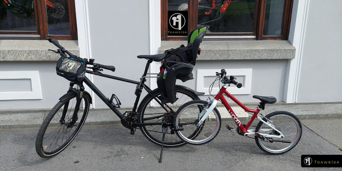 Erwachsenenfahrrad mit Kindersitz und rotes Woom Kinderfahrrad angehängt mit foaweida