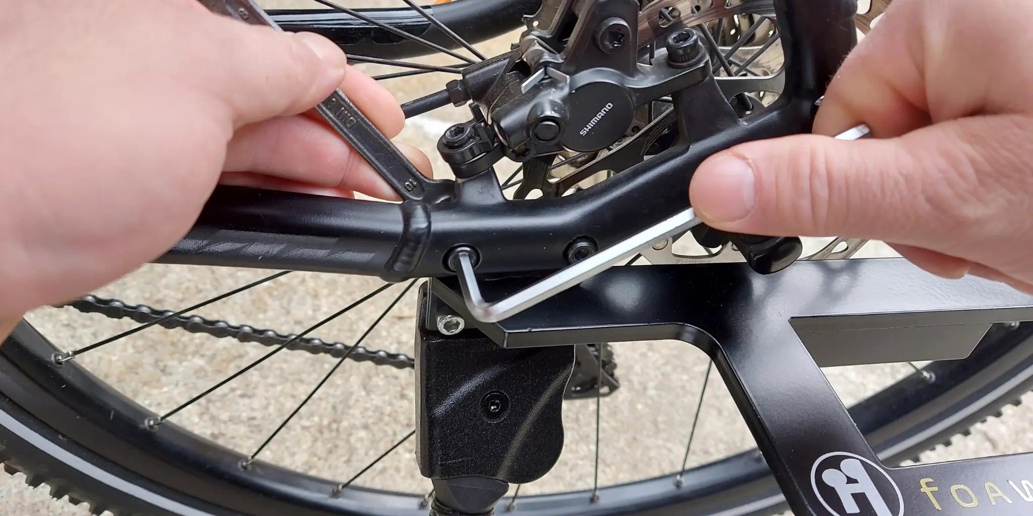 Eine Kettenstrebenaufnahme (KSA) dient der formschlüssigen Montage von Fahrradzubehör, wie z.B. dem Foaweida Mitnehmsystem