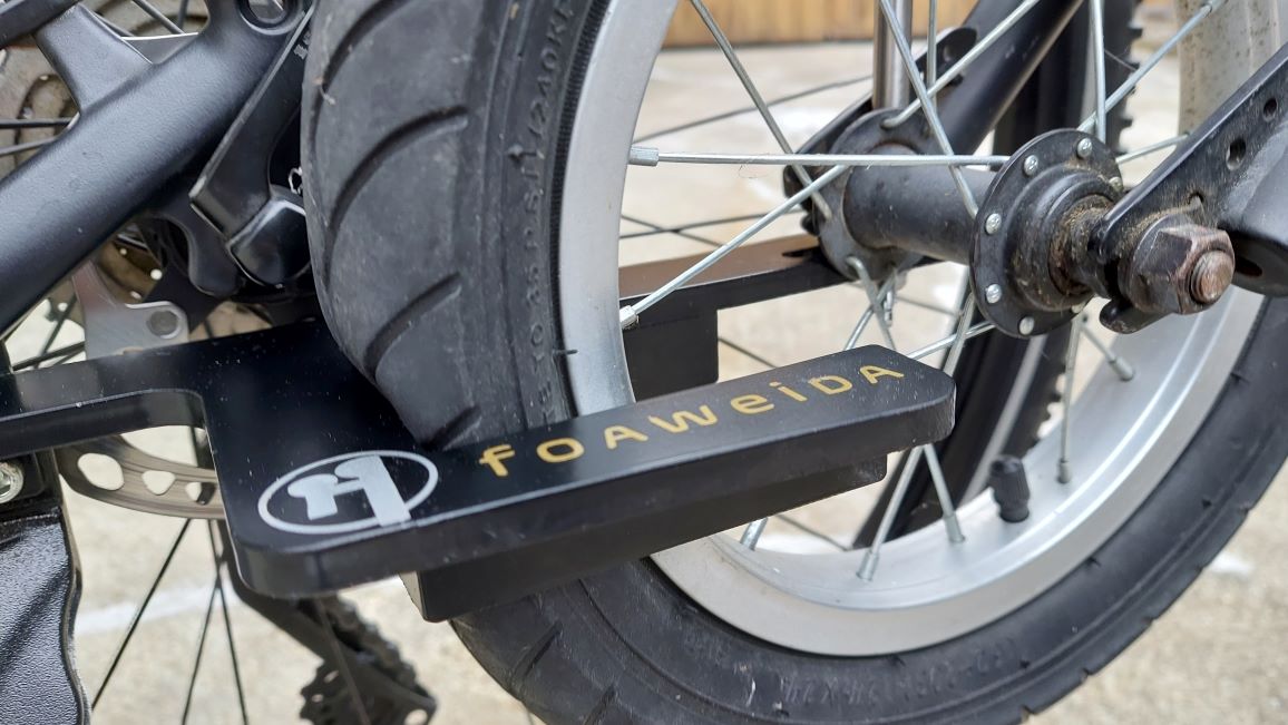 leicht deformierter Vorderreifen am Kinderfahrrad, sicheres Festlegen des Kinderrades im foaweida