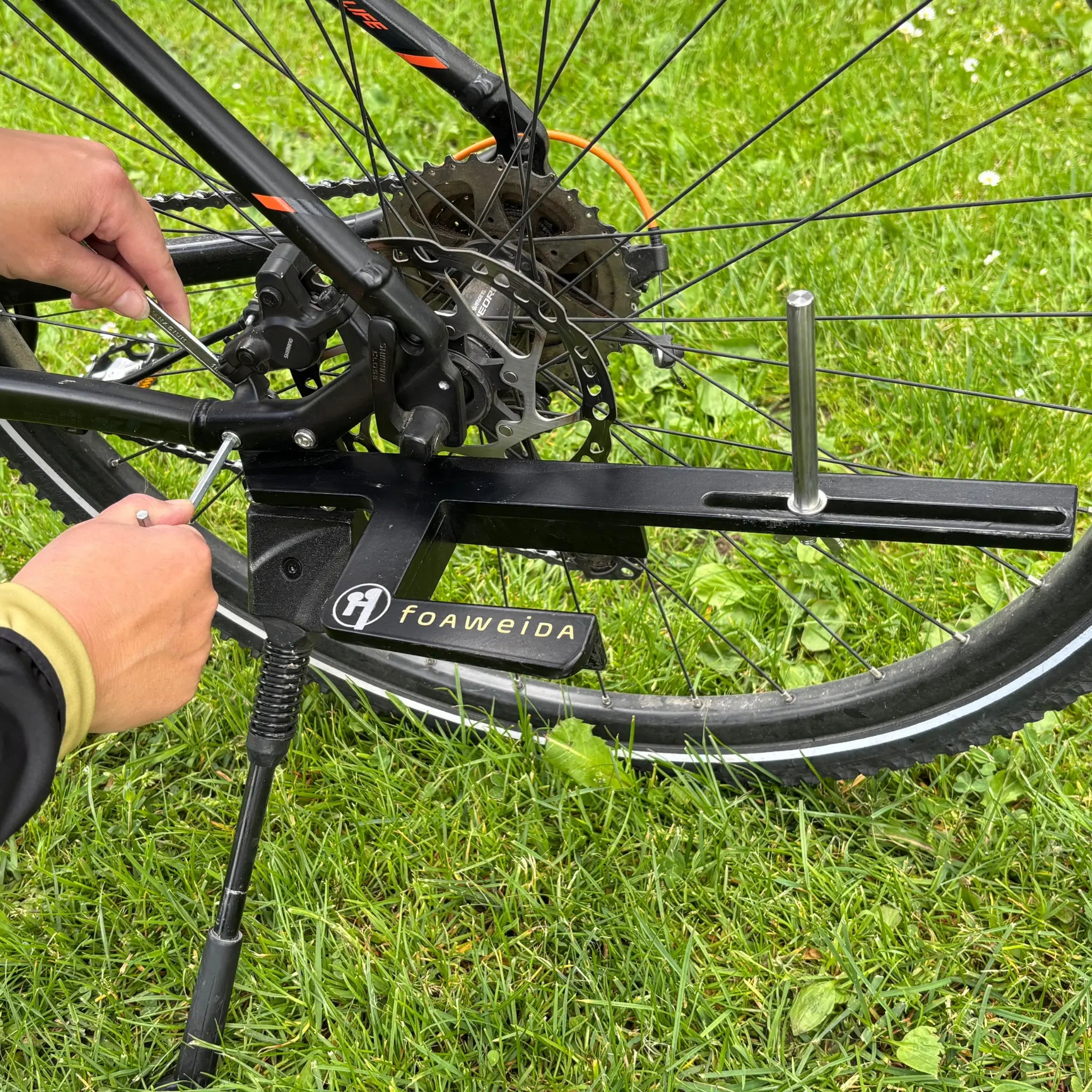 Mit 2 Schrauben wird das Foaweida Mitnehmsystem an der Kettenstrebenaufnahme des Fahrrads oder E Bikes montiert.