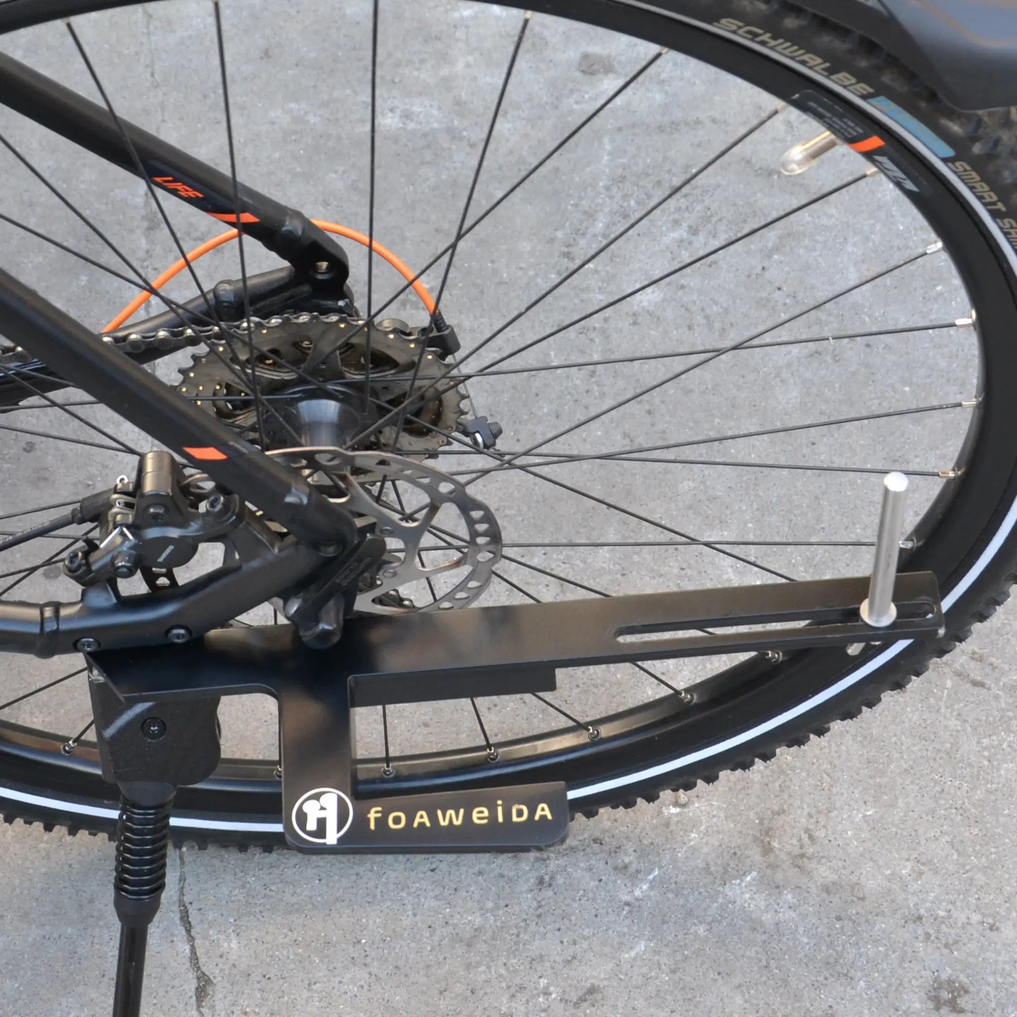 Das Foaweida Mitnehmsystem wiegt nur 1,2 kg und ist durch das schmale und edle Design ein beliebtes Fahrradzubehör.