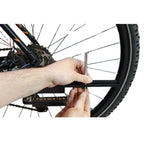 Foaweida Pin im Langloch am Foaweida Mitnehmsystem positionieren je nach Reifendurchmesser von Kinderfahrrad oder Laufrad.