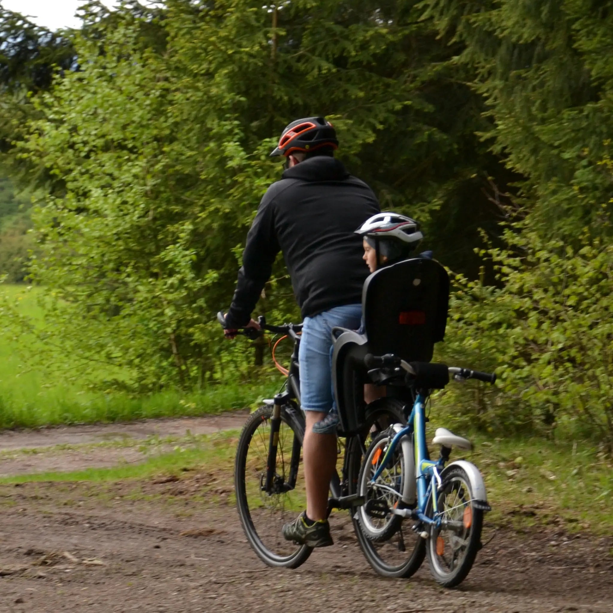 Das Kind sitzt sicher im Fahrradkindersitz, wenn das Kinderfahrrad oder Laufrad im Foaweida Mitnehmsystem eingeklickt ist.