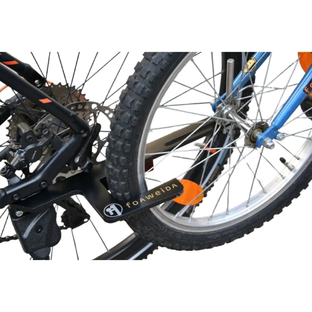 Kinderfahrrad Vorderreifen ist in das Foaweida Mitnehmsystem eingeklickt und stabil festgelegt zum Mitnehmen mit Fahrrad.