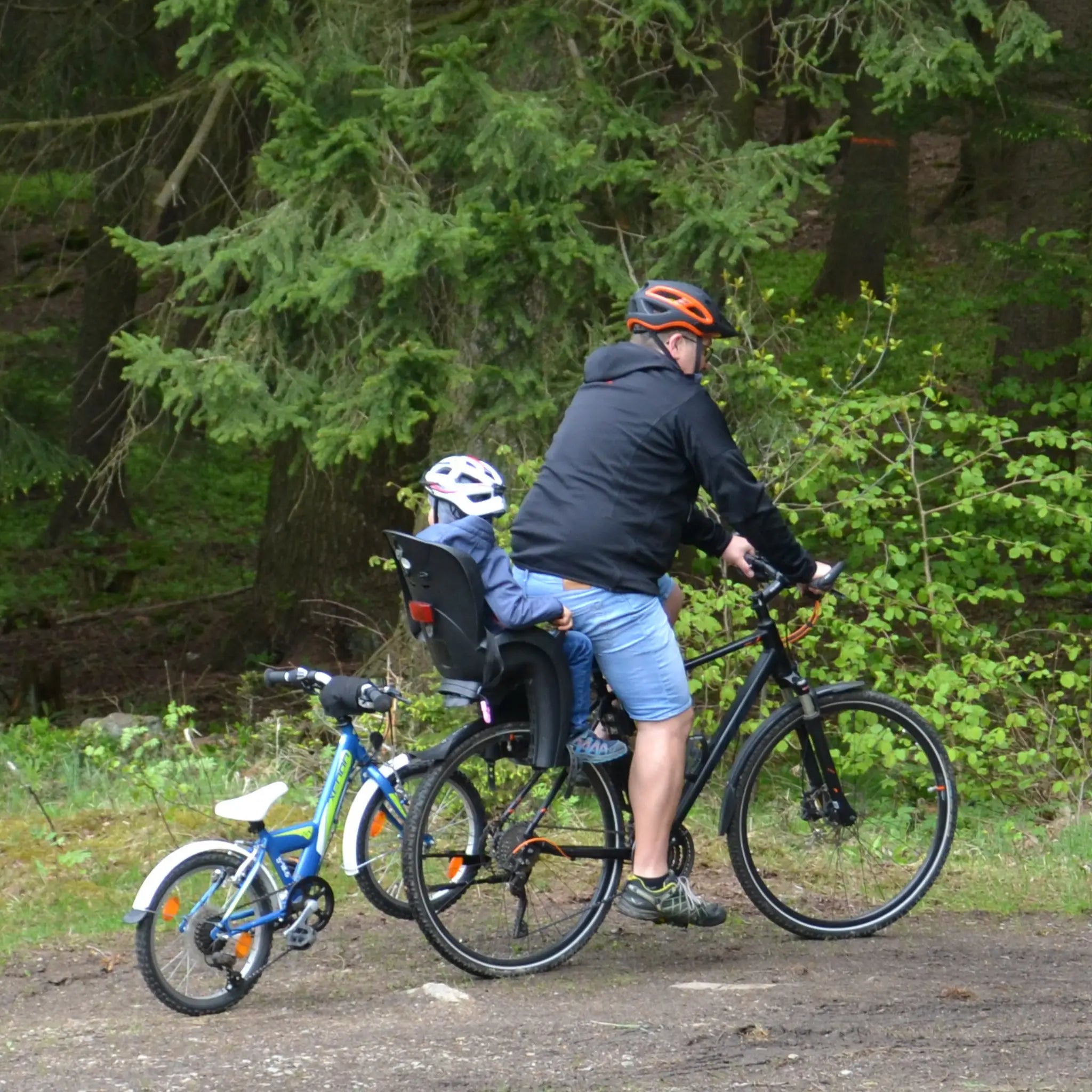 Das Foaweida Mitnehmsystem bildet die kürzeste, kompakteste Anordnung mit niedrigem Schwerpunkt und höchster Fahrsicherheit beim Kinderfahrrad mitnehmen.